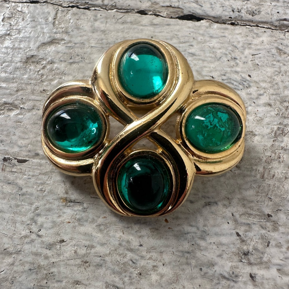 Vintage Monet Glowing Cabochon Mogul Gold Tone Brooch